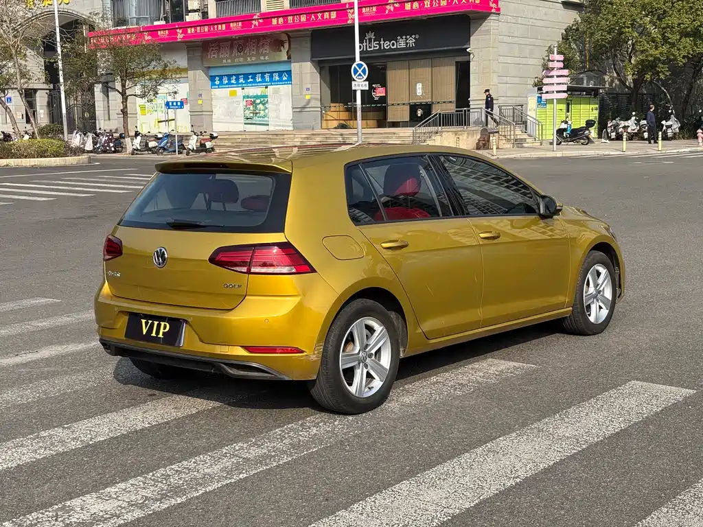 VOLKSWAGEN GOLF