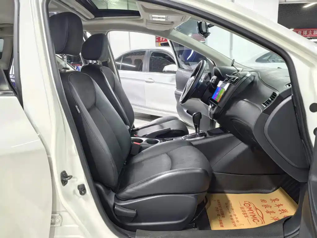 Nissan Tiida — миниатюра 8