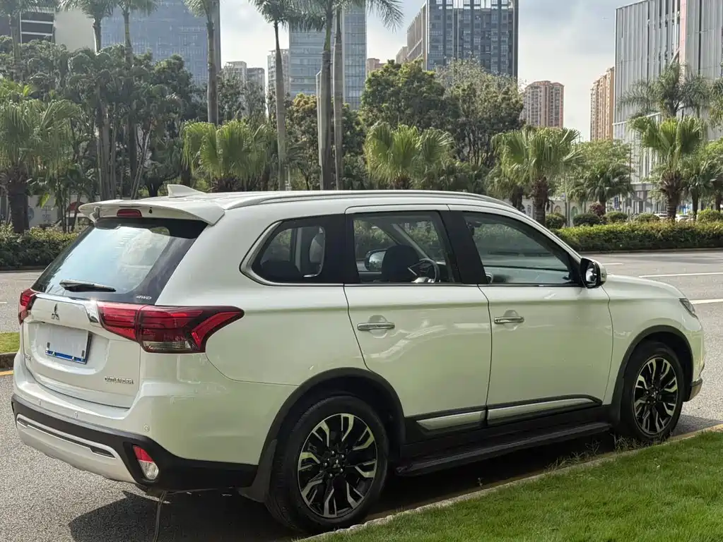 Mitsubishi Outlander 2020 2.4L 7 мест