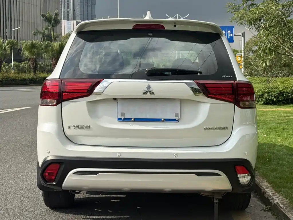 Mitsubishi Outlander 2020 2.4L 7 мест