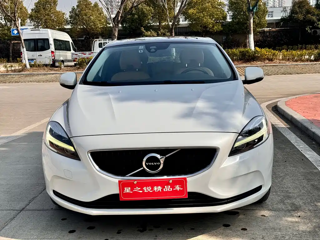 VOLVO V40