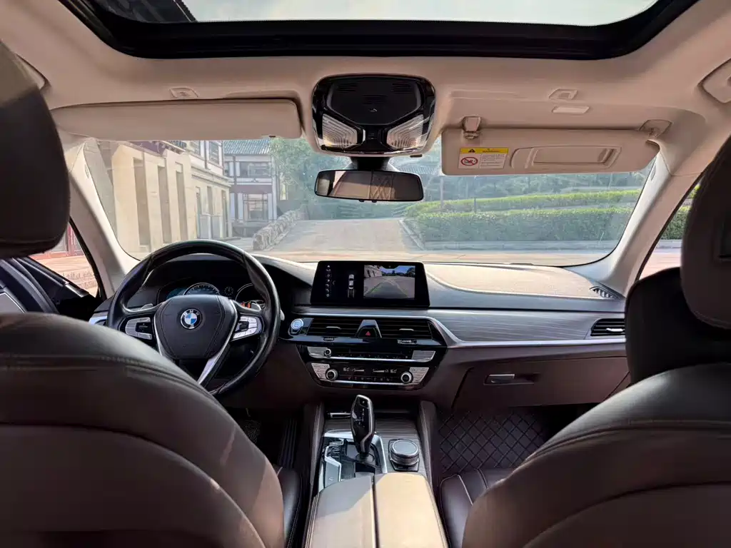 BMW 5 Series — миниатюра 9