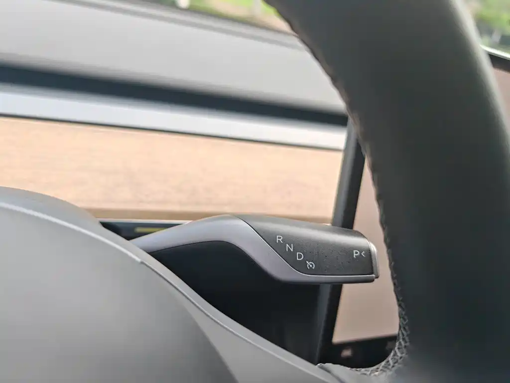 Tesla Model Y — миниатюра 9