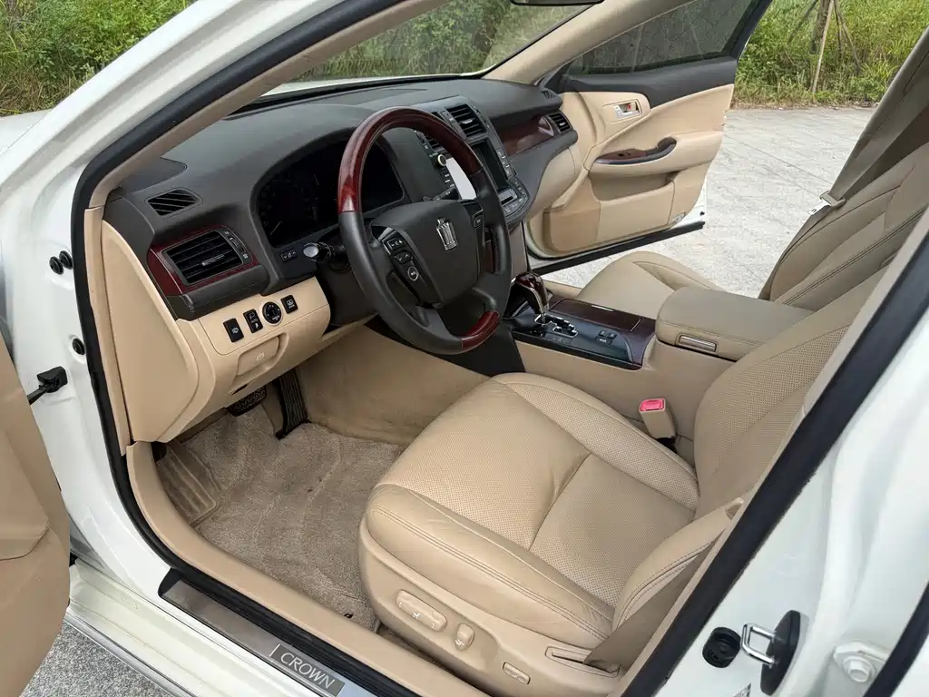 Toyota Crown — миниатюра 5