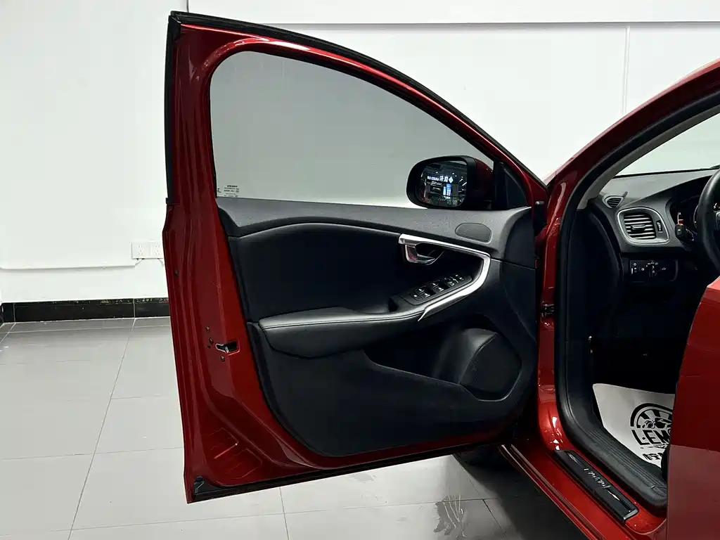 Volvo V40 — миниатюра 28