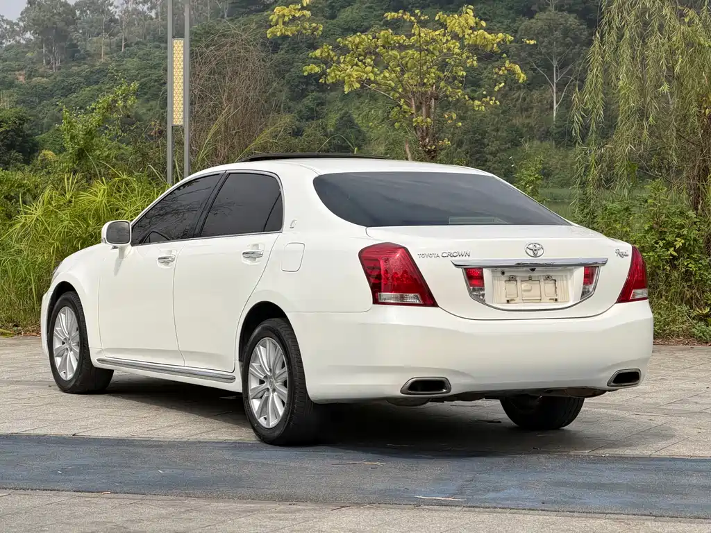 Toyota Crown — миниатюра 15