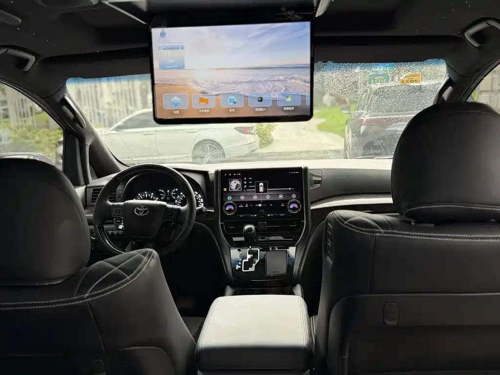Toyota Alphard — миниатюра 3