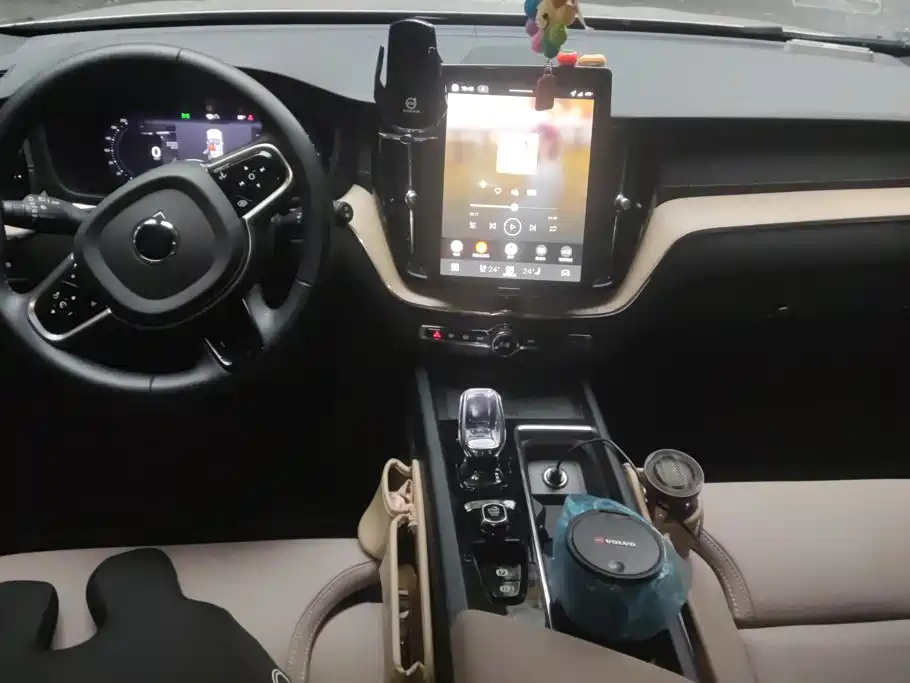 Volvo XC60 PHEV — миниатюра 12