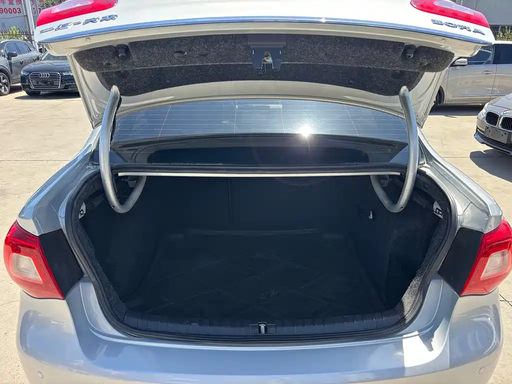 Volkswagen Bora 2011 1.6L AT Comfort