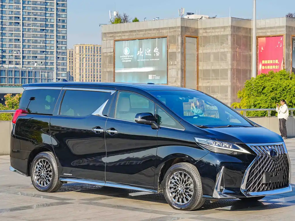 Lexus LM 300h 4-seat Royal World Edition, фото 2