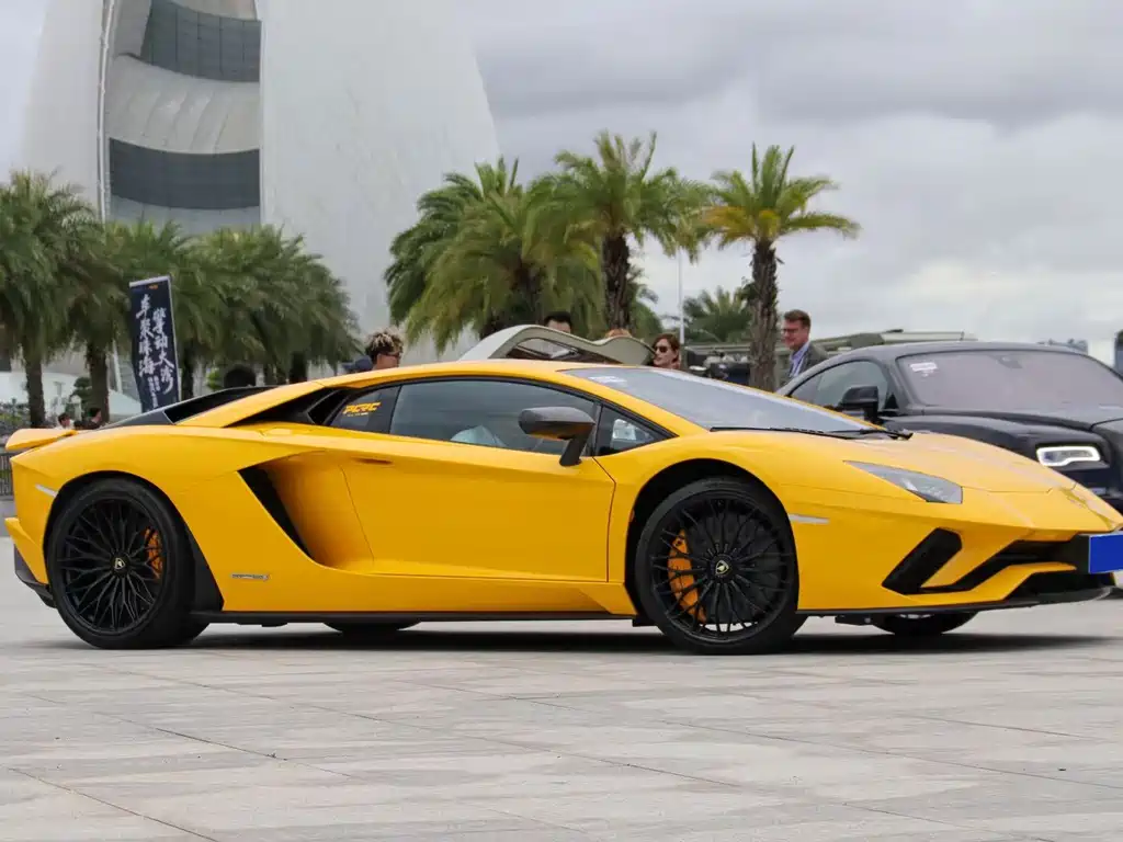 LAMBORGHINI AVENTADOR