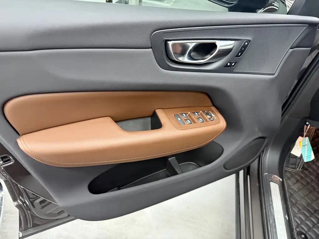 Volvo XC60 2025 B5 Luxury