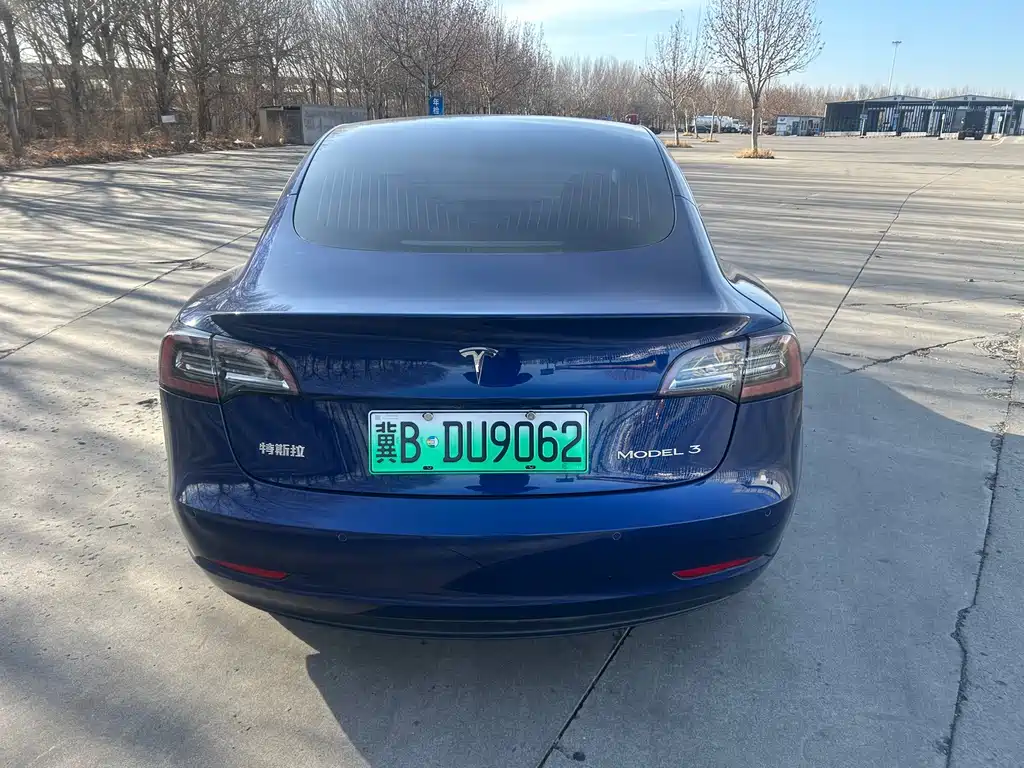 TESLA MODEL 3
