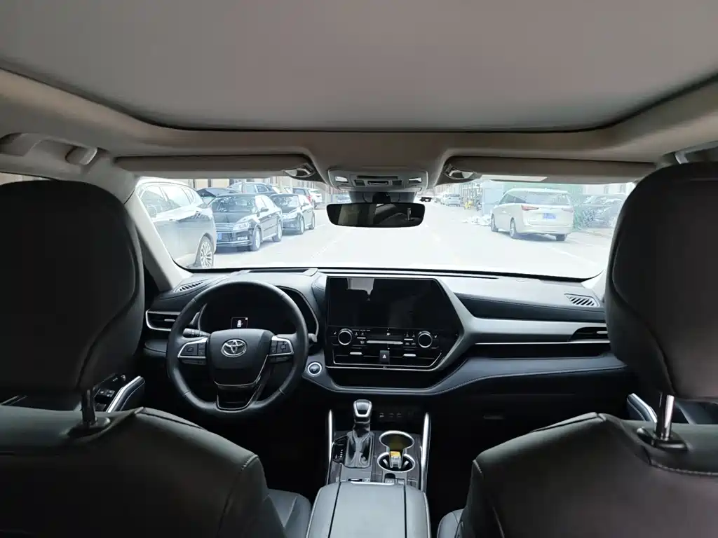 Toyota Highlander 2024 2.5L Luxury 7 мест