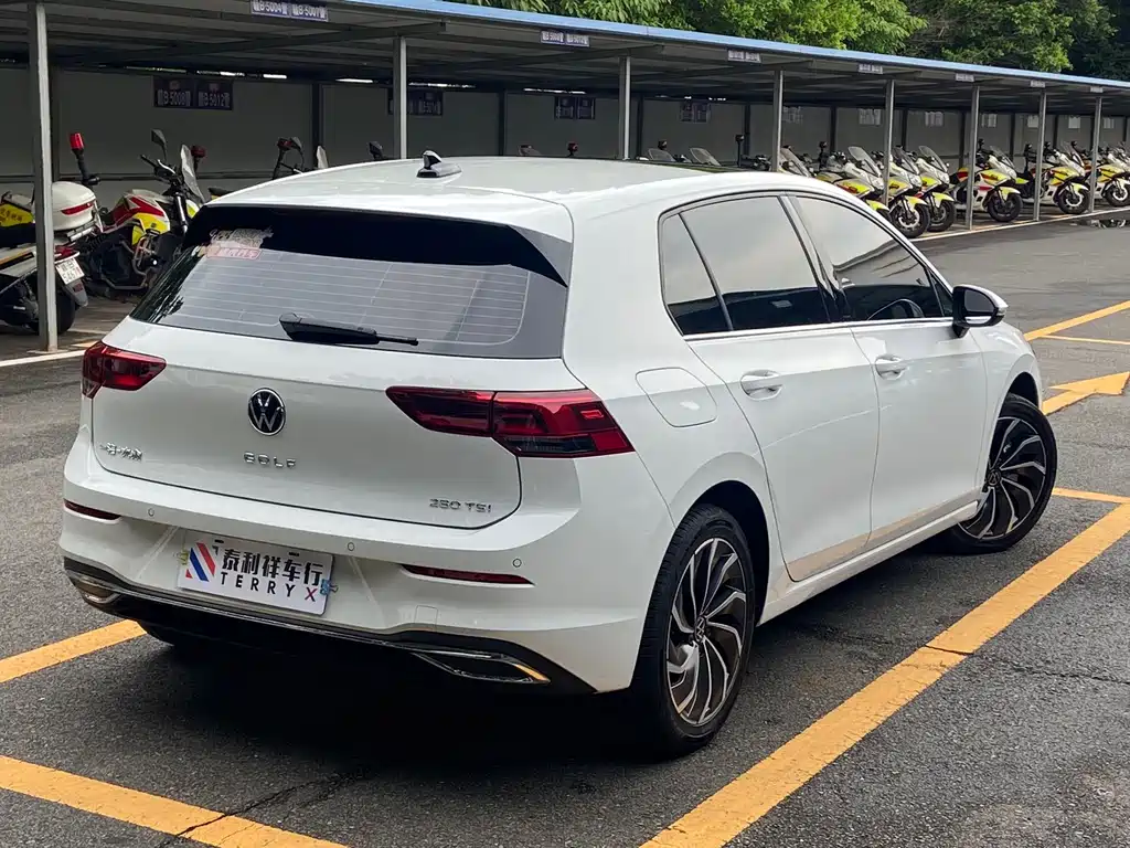 Volkswagen Golf 2023 200TSI DSG Pro