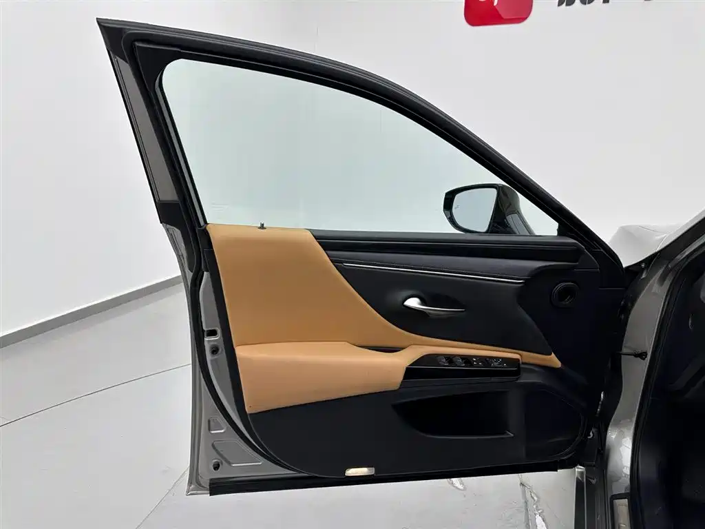 Lexus ES 2021 200