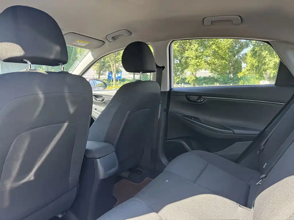 Hyundai Elantra — миниатюра 9