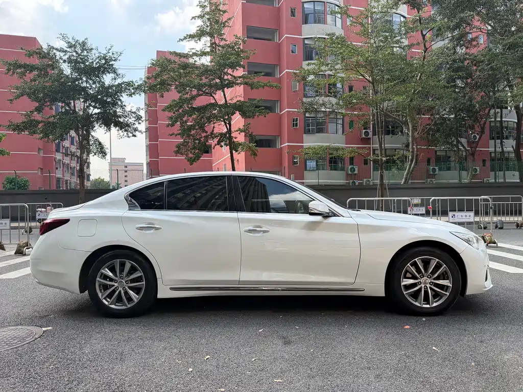 INFINITI Q50L