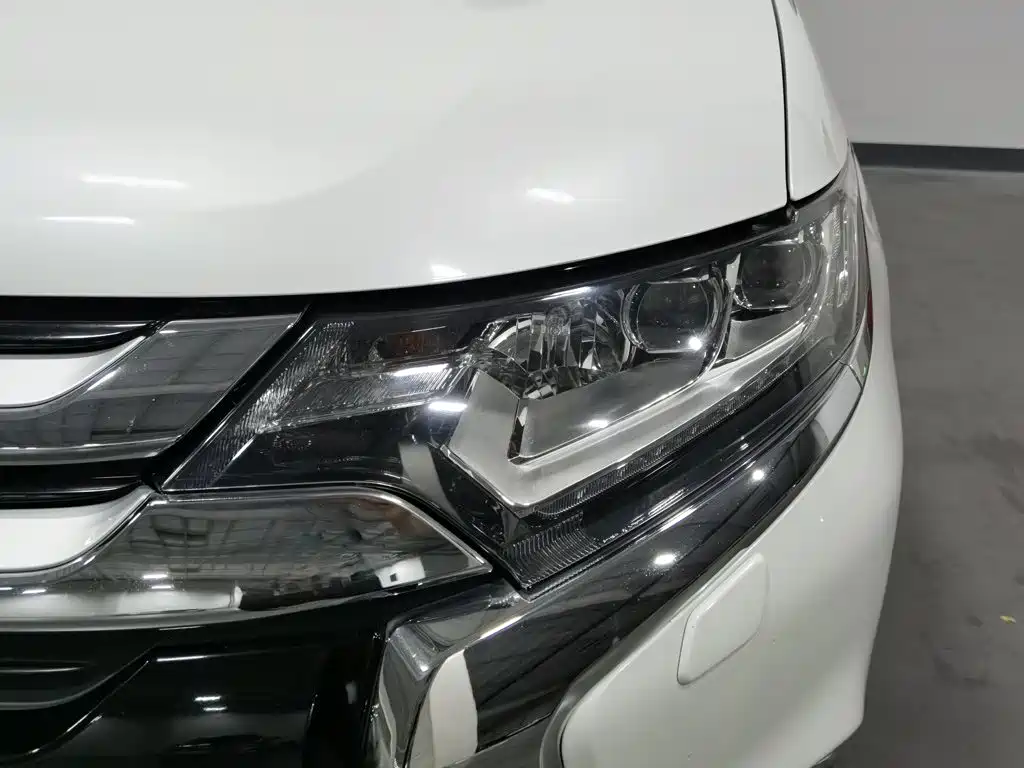 Mitsubishi Outlander (Import) — миниатюра 7