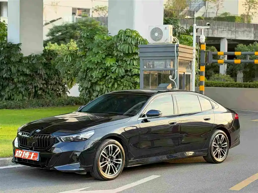 BMW 5 Series — миниатюра 9
