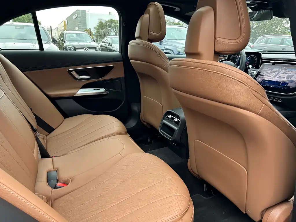 Mercedes-Benz E-Class — миниатюра 13