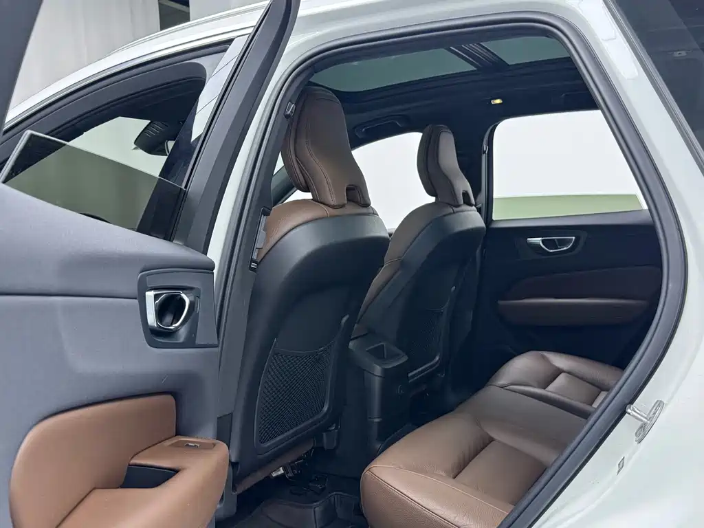 Volvo XC60 PHEV — миниатюра 8