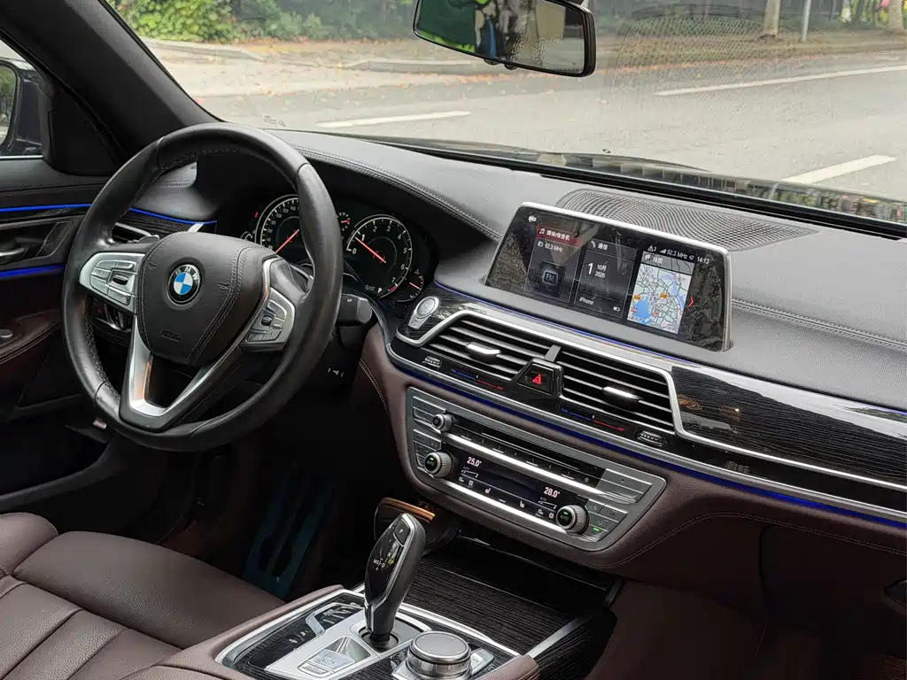 BMW 7 Series — миниатюра 19
