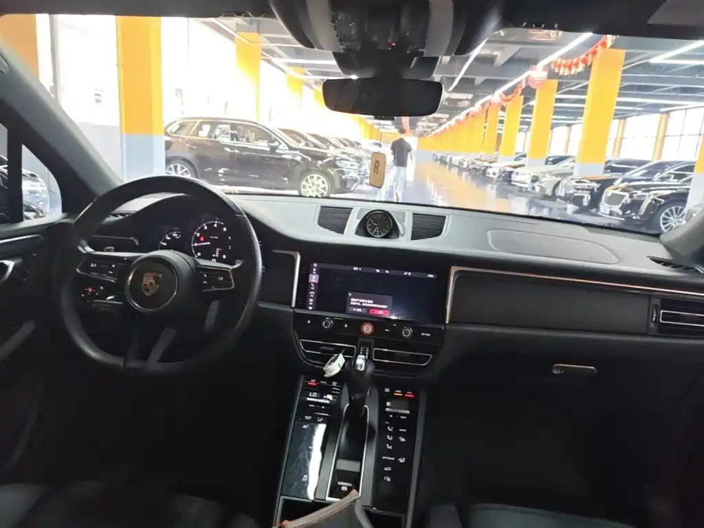 Porsche Macan — миниатюра 10