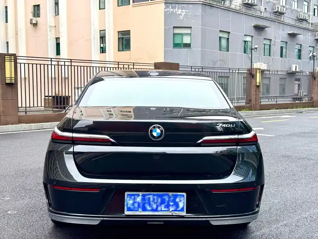 BMW 7 Series — миниатюра 7
