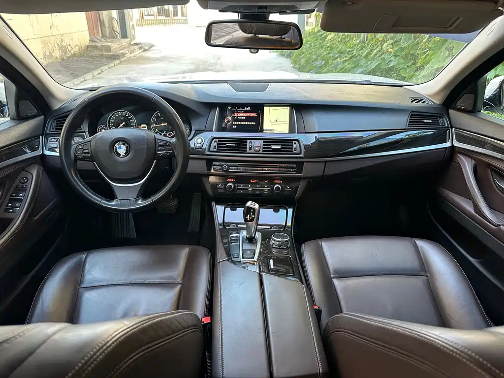 BMW 5 Series — миниатюра 10