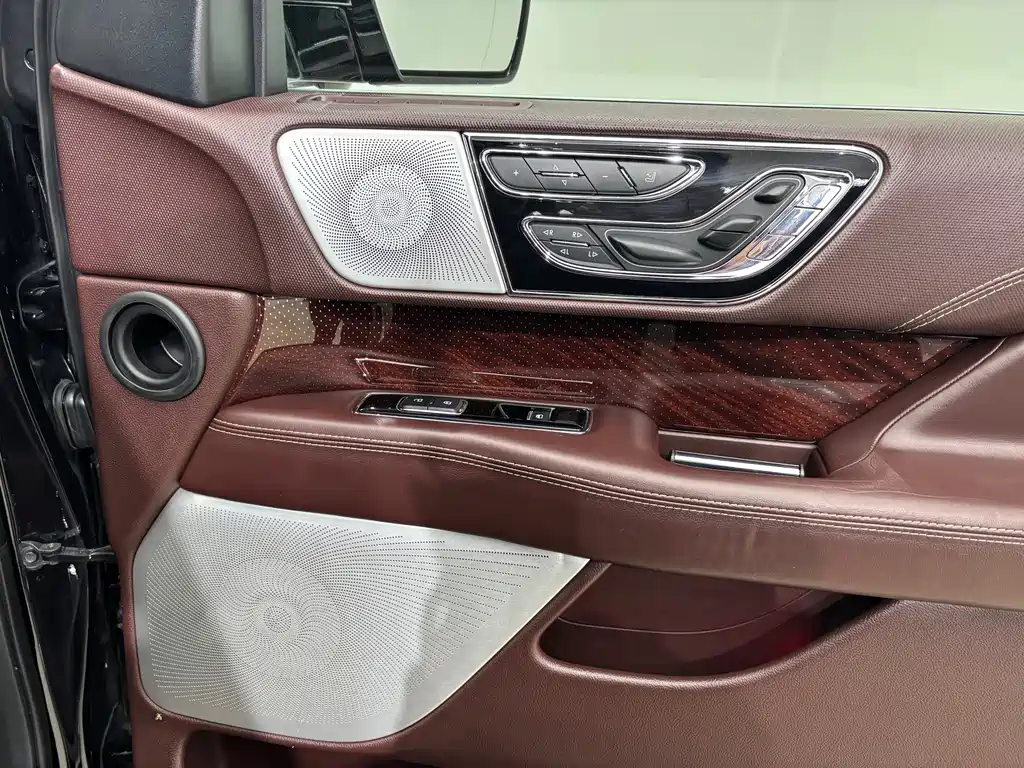 Lincoln Navigator — миниатюра 17