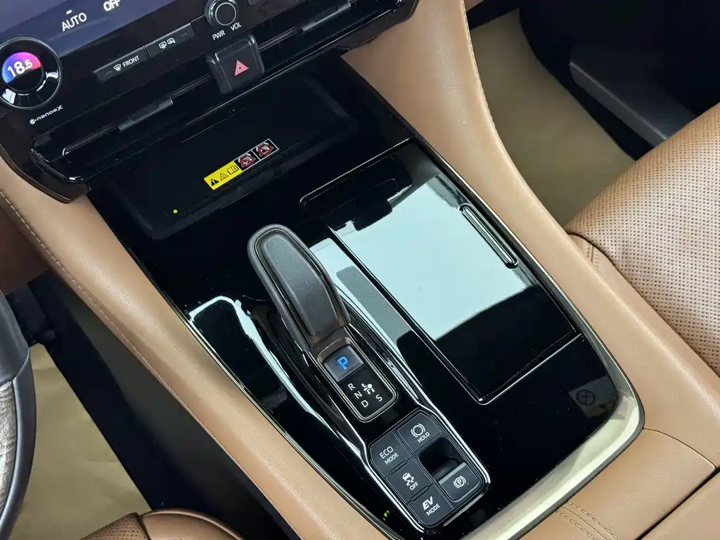 Toyota Alphard — миниатюра 7