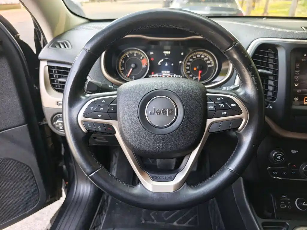 Jeep Cherokee — миниатюра 11