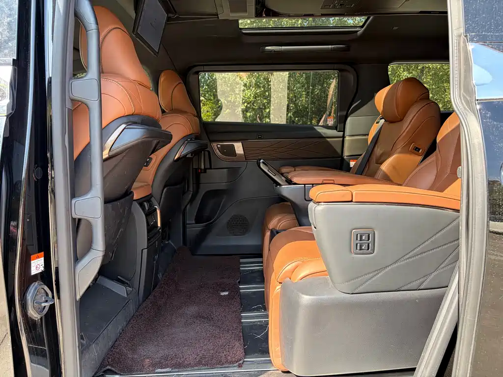 Toyota Alphard — миниатюра 8