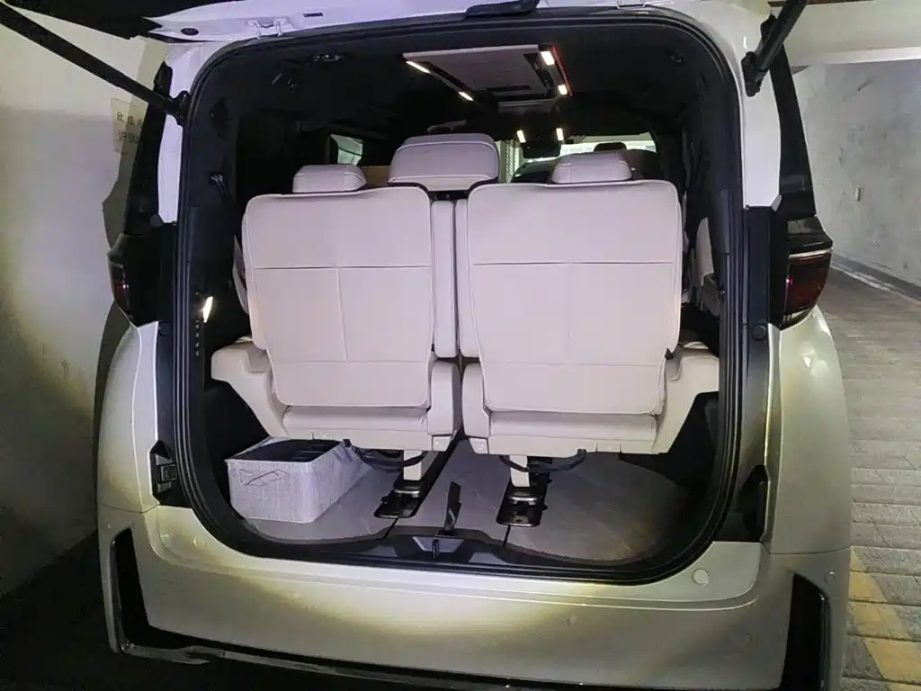 Toyota Vellfire — миниатюра 6