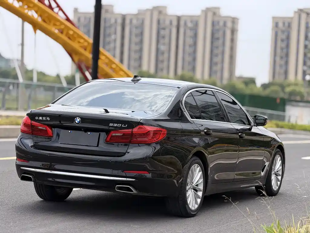 BMW 5 Series — миниатюра 10