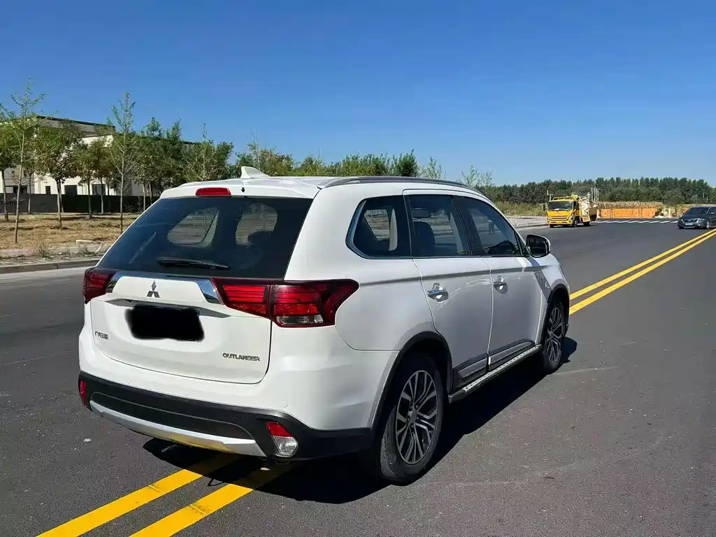 Mitsubishi Outlander — миниатюра 9