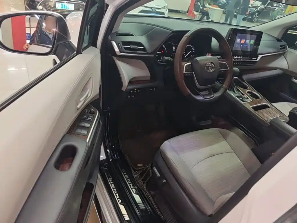 Toyota Sienna — миниатюра 16