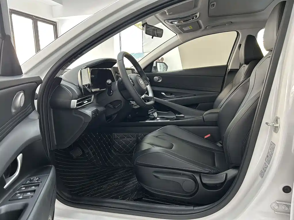Hyundai Elantra — миниатюра 10
