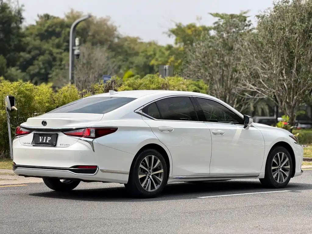 Lexus ES — миниатюра 12
