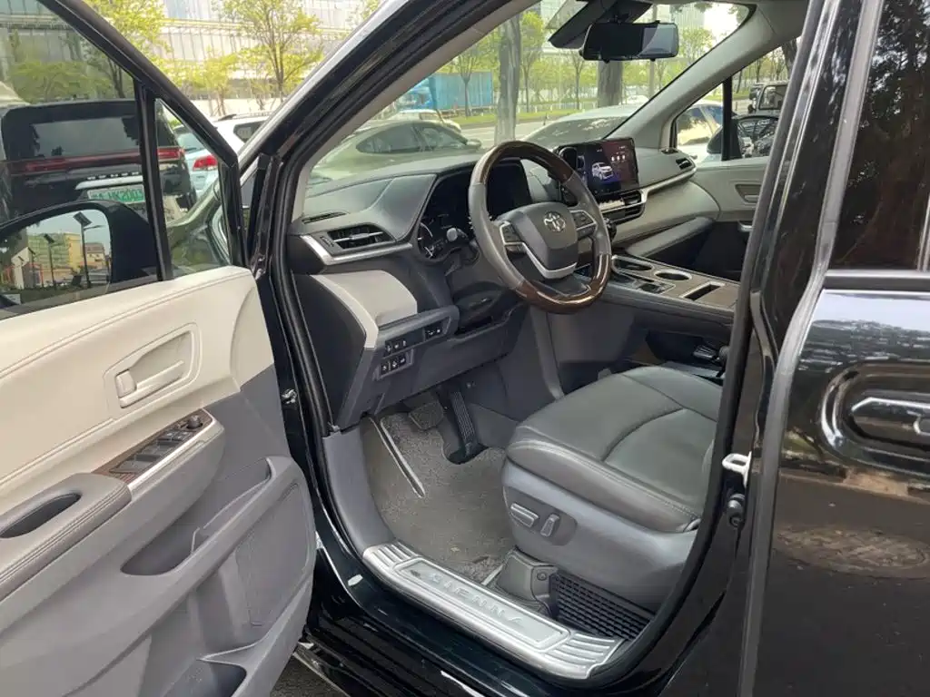 Toyota Sienna — миниатюра 21
