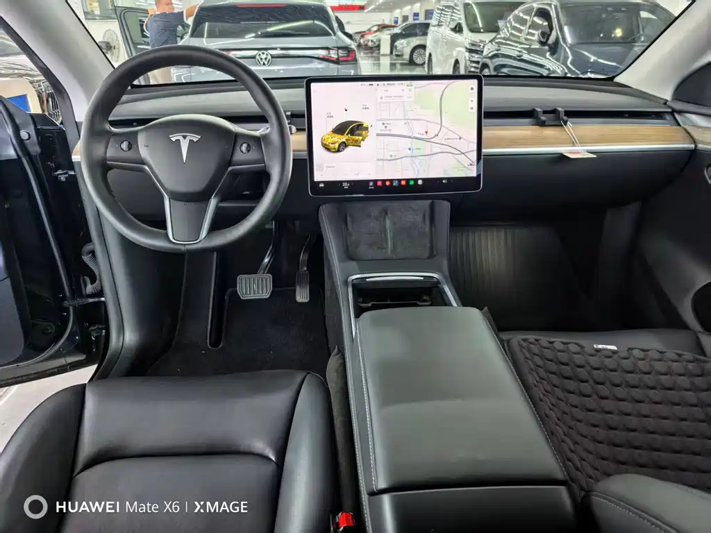 Tesla Model Y — миниатюра 3