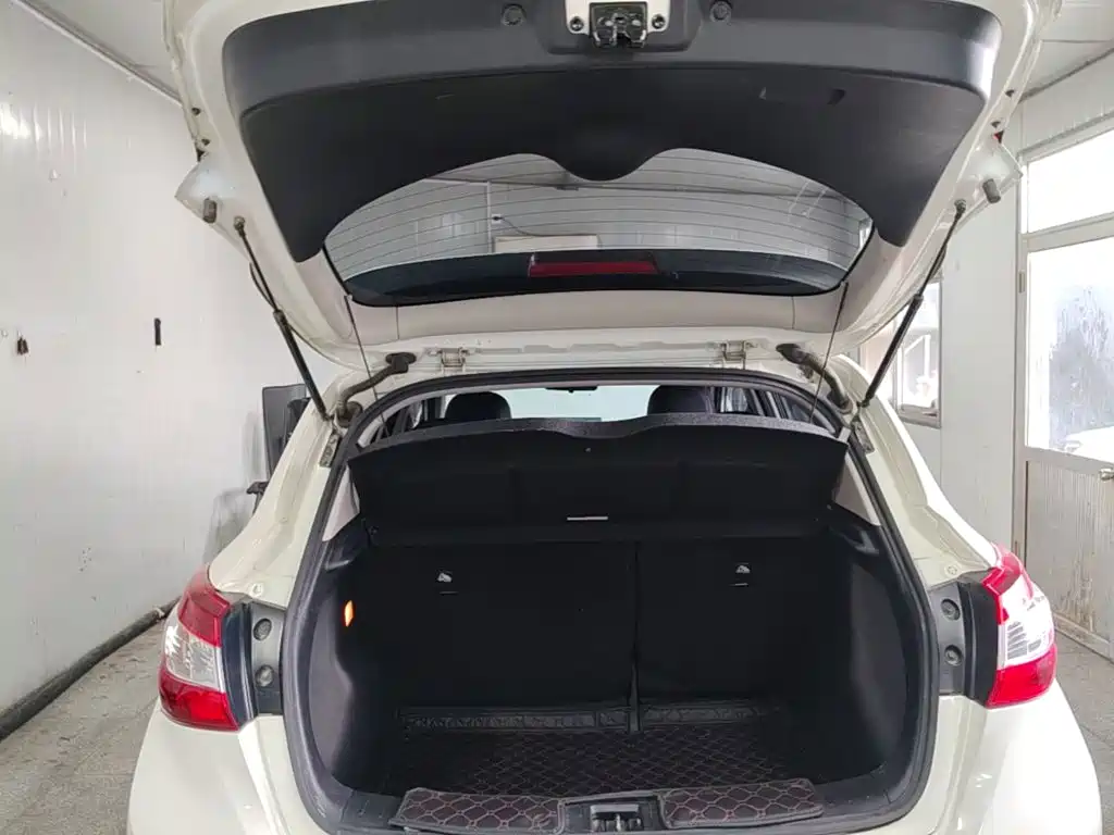 Nissan Tiida — миниатюра 19
