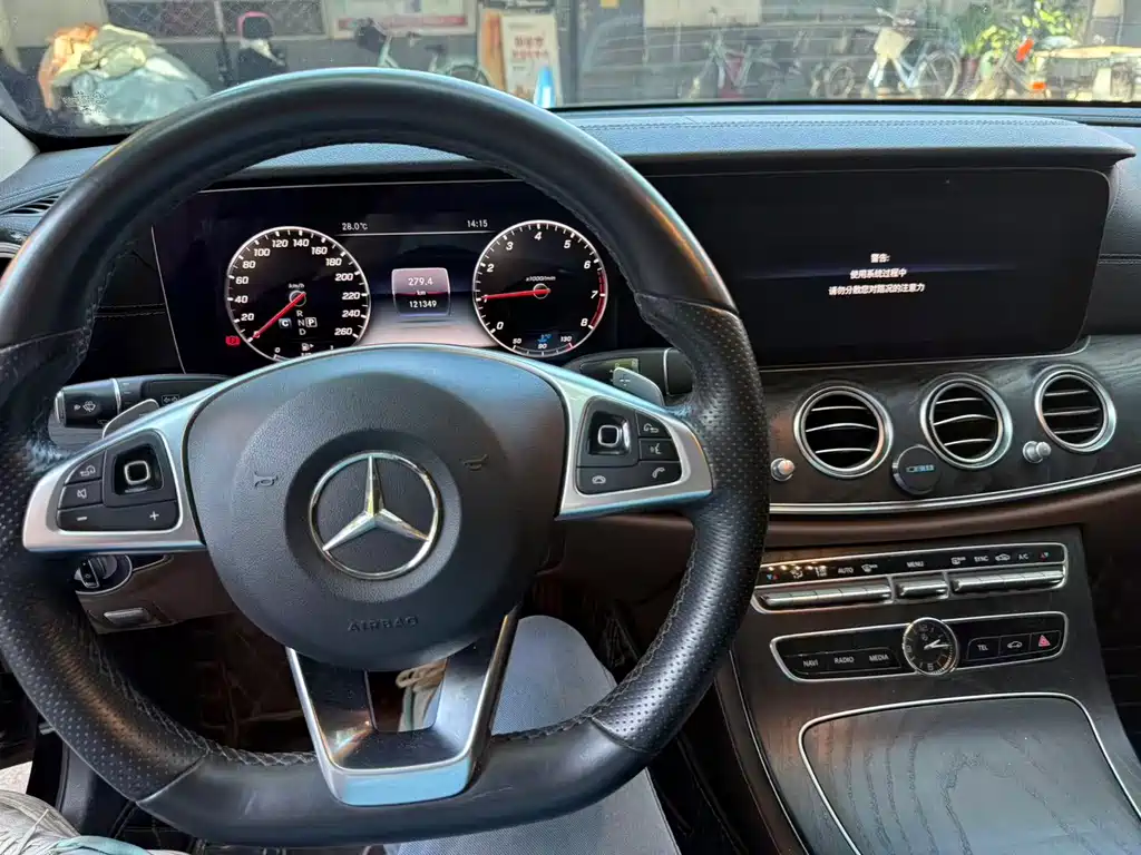 Mercedes-Benz E-Class — миниатюра 9