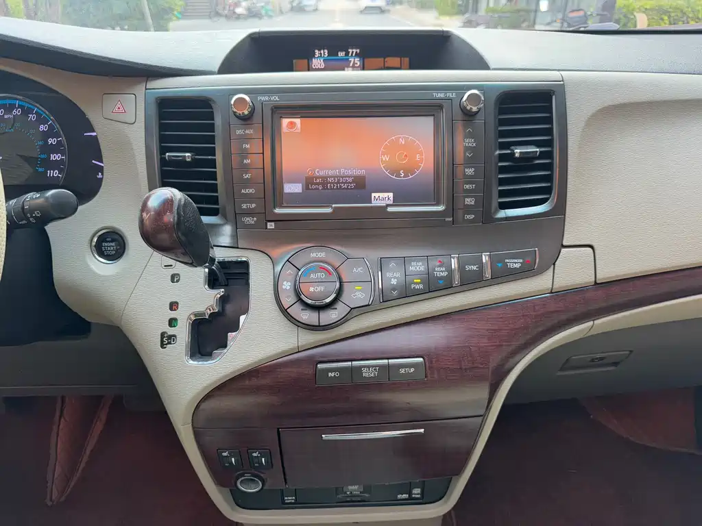 Toyota Sienna — миниатюра 14