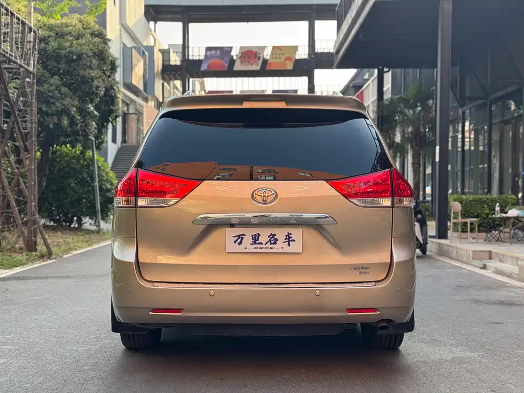 Toyota Sienna — миниатюра 31