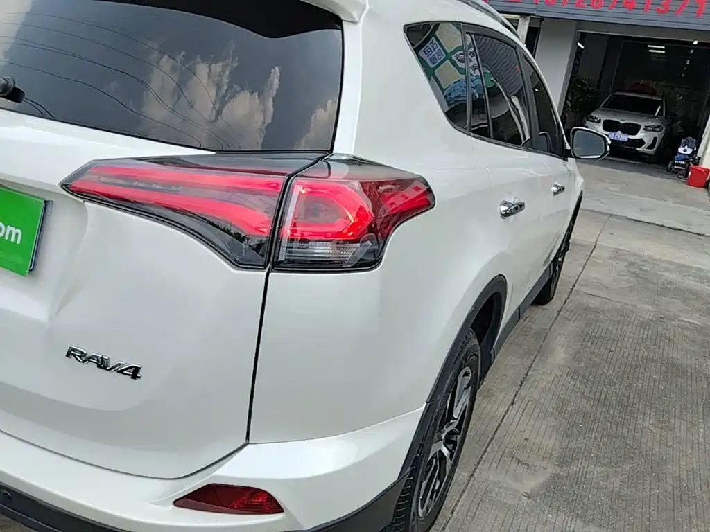 Toyota RAV4 — миниатюра 8
