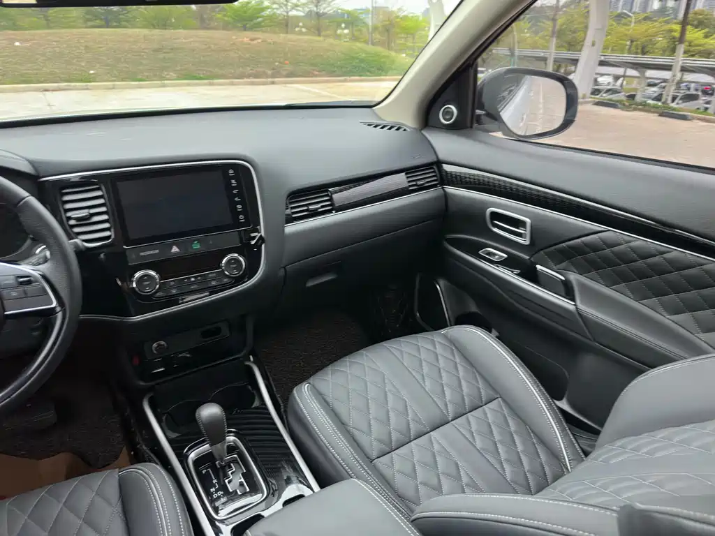 MITSUBISHI OUTLANDER