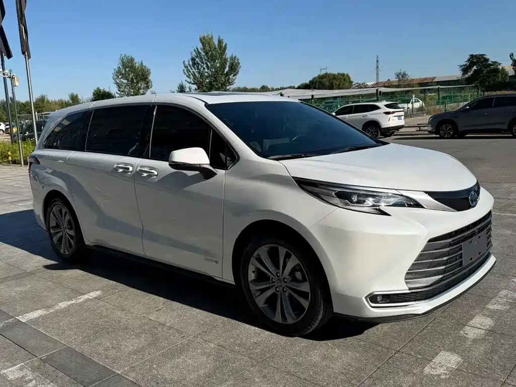 Toyota Sienna — миниатюра 2