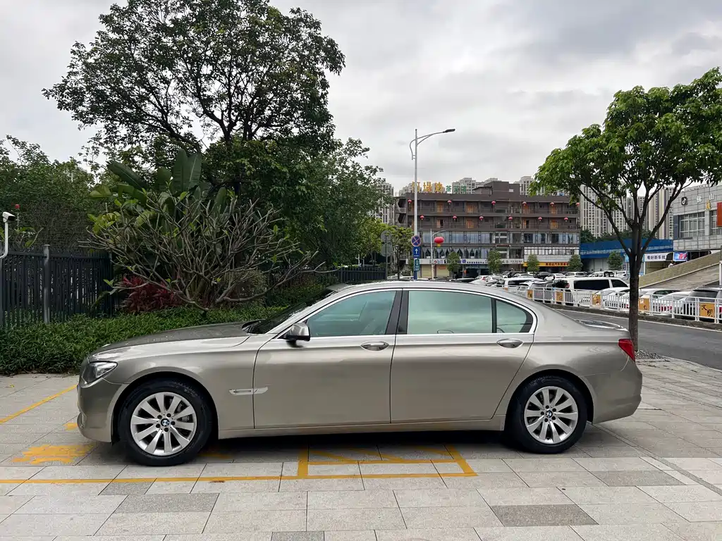 BMW 7 Series — миниатюра 4